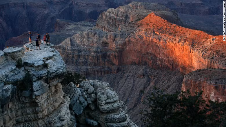  Công viên quốc gia Grand Canyon ở Arizona. Du khách tới đây sẽ được đứng trên mép đá Rim Trail ngắm cảnh hoàng hôn ở Southern Rim.