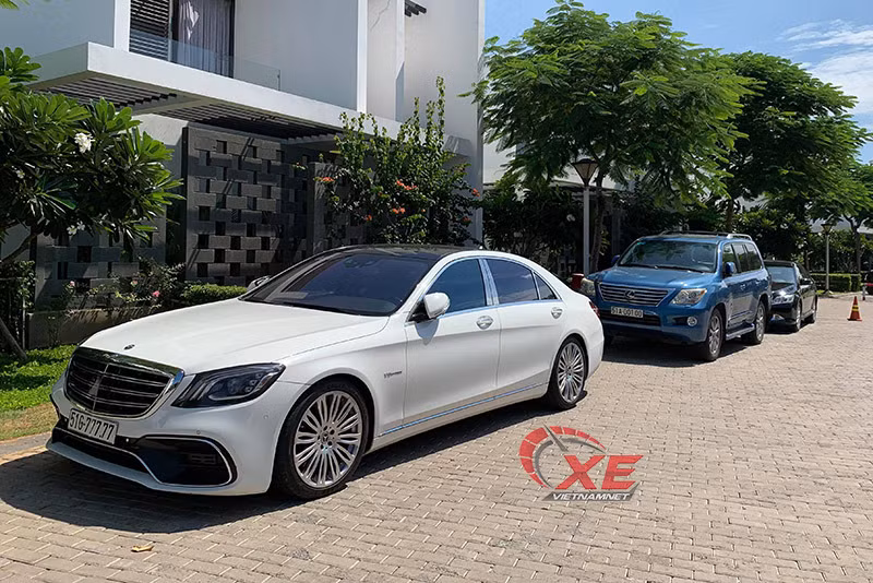Mercedes-Benz S-Class biển số ngũ quý 7 và Lexus LX570 biển 