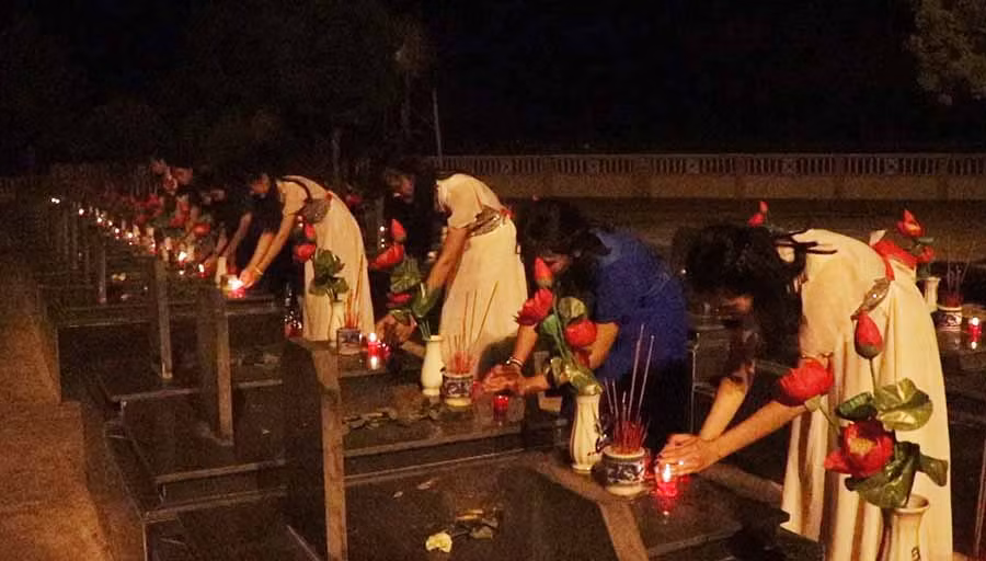 Đoàn viên thanh niên Thị đoàn An Khê thắp nến tri ân các anh hùng liệt sĩ tại Nghĩa trang liệt sĩ thị xã An Khê.