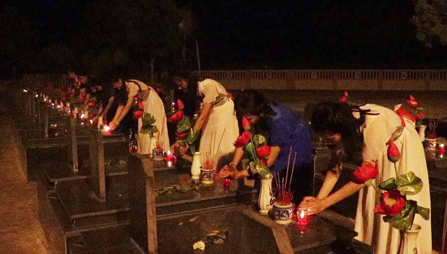 Đoàn viên thanh niên Thị đoàn An Khê thắp nến tri ân các anh hùng liệt sĩ tại Nghĩa trang liệt sĩ thị xã An Khê.