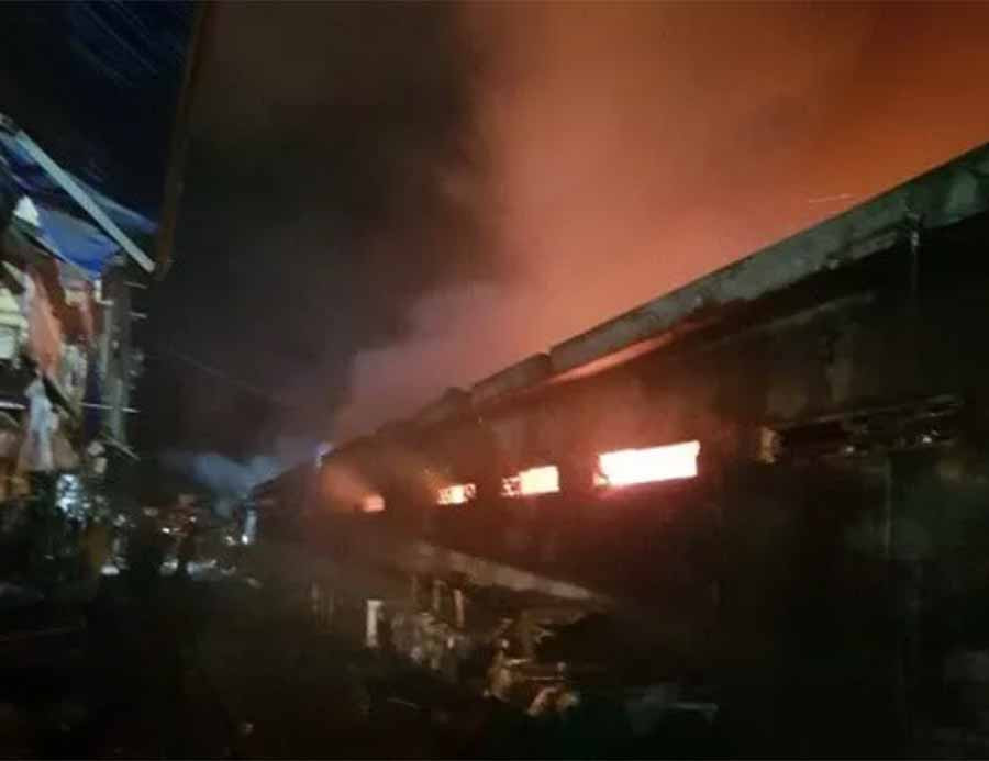 Ngọn lửa xuất phát từ cửa hàng bán vàng mã, quần áo rồi nhanh chóng lan rộng