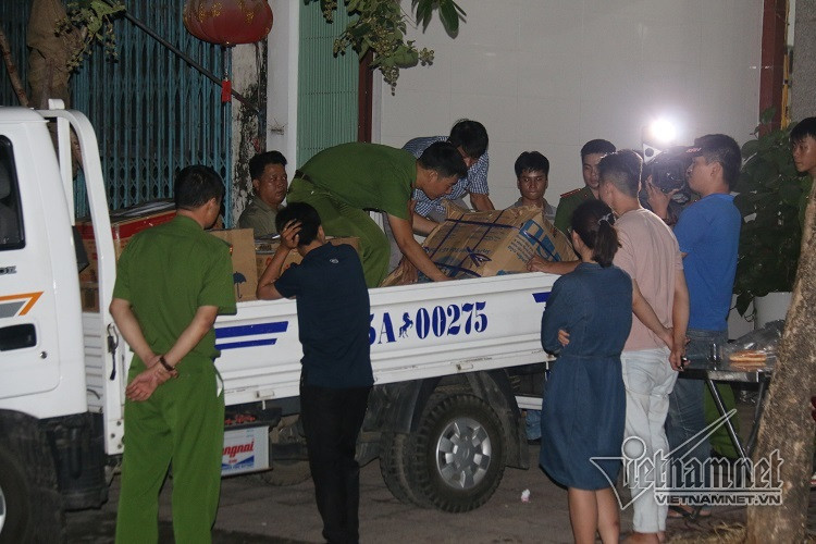 Hàng chục thùng tài liệu được chất lên xe cảnh sát