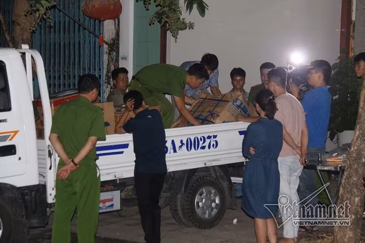 Hàng chục thùng tài liệu được chất lên xe cảnh sát