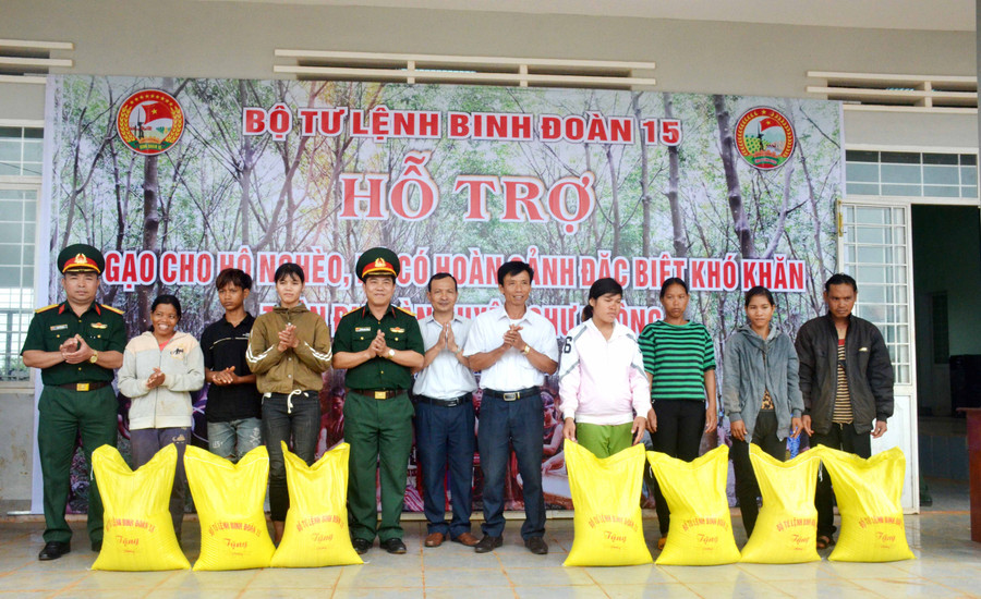 Trao gạo hỗ trợ các gia đình. Ảnh: Vĩnh Hoàng