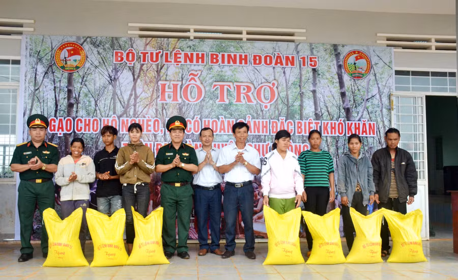 Trao gạo hỗ trợ các gia đình. Ảnh: Vĩnh Hoàng