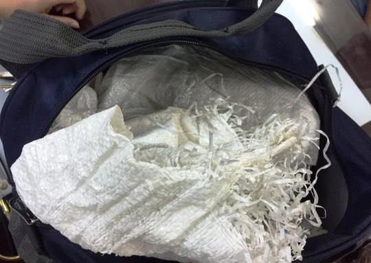 Chiếc túi xách được ngụy trang với nhiều đồ cá nhân lẫn lộn nhằm qua mắt lực lượng công an Chiếc túi xách được ngụy trang với nhiều đồ cá nhân lẫn lộn nhằm qua mắt lực lượng công an