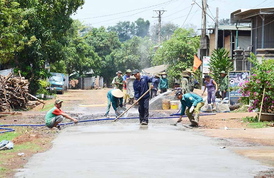 Bà con thôn 6 cùng sửa chữa lại tuyến đường. Ảnh: P.V  Bà con thôn 6 cùng sửa chữa lại tuyến đường. Ảnh: P.V