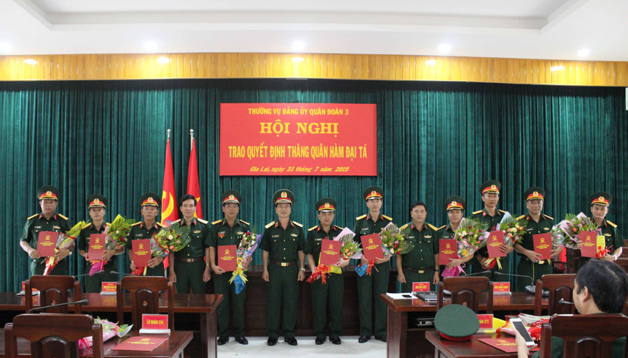 Thiếu tướng Bùi Huy Biết trao quyết định thăng quân hàm Đại tá cho các sĩ quan. Ảnh: Vĩnh Hoàng Thiếu tướng Bùi Huy Biết trao quyết định thăng quân hàm Đại tá cho các sĩ quan. Ảnh: Vĩnh Hoàng