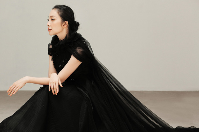  Phảng phất trong những nếp gấp trên áo là kỹ thuật gấp giấy origami. Sau đó là những điểm chạm nhẹ nhàng ở dải lụa xếp ly cuốn quanh cổ.