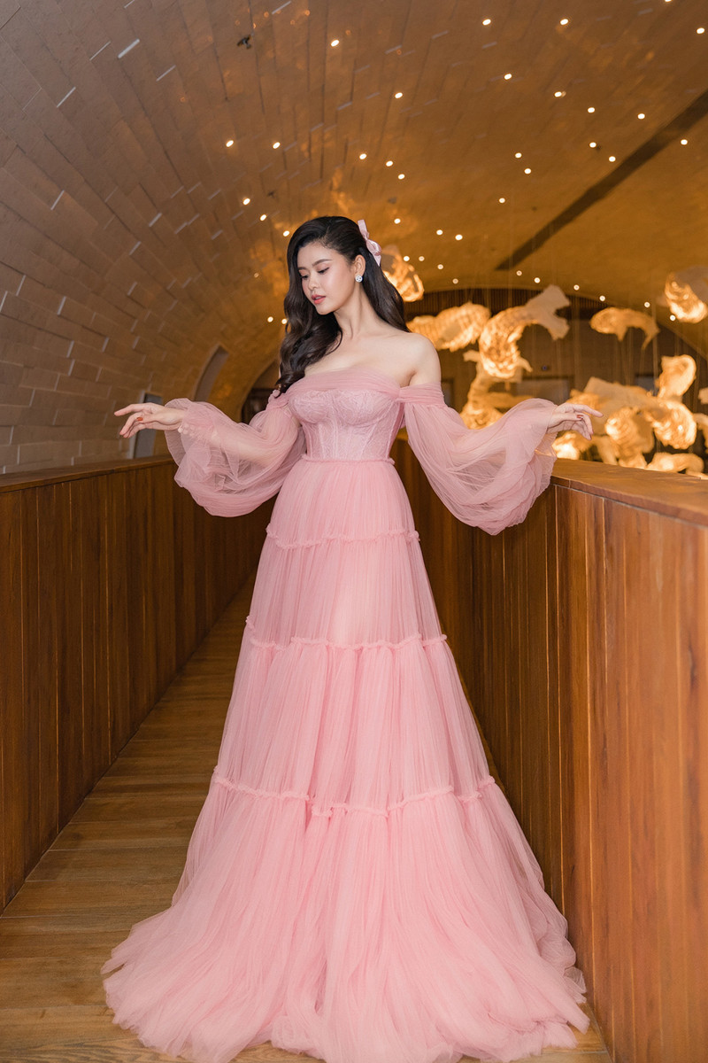 Trương Quỳnh Anh bật mí, bí quyết để giữ cho vẻ đẹp luôn tươi sáng của cô là biết cách cân bằng giữa công việc, gia đình và cuộc sống riêng