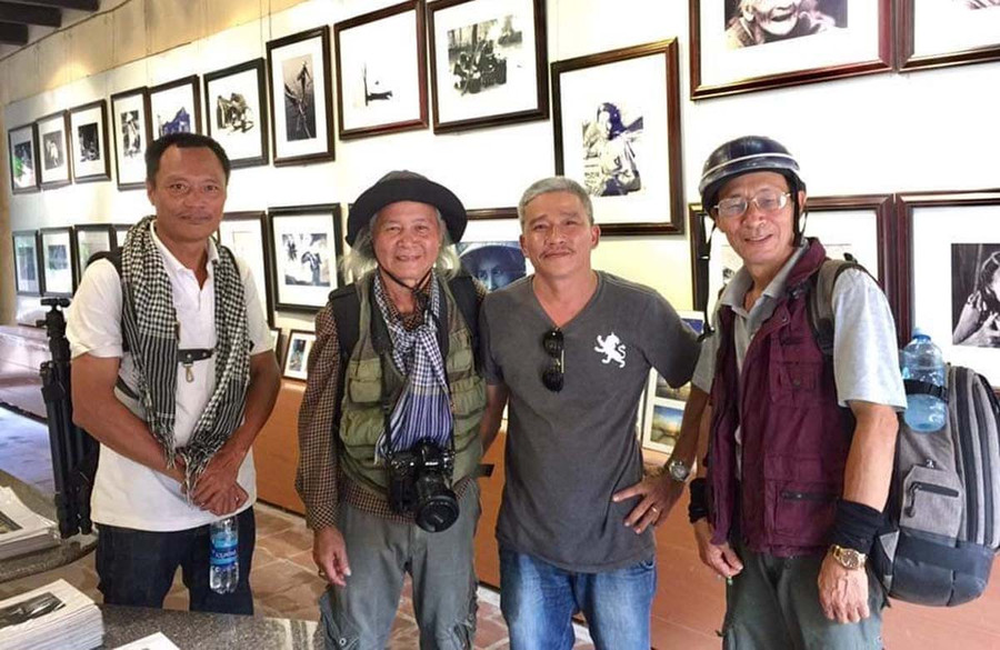 Nghệ sĩ nhiếp ảnh Nhất Hạnh (thứ 2 từ trái sang) trong chuyến tác nghiệp cùng các nhiếp ảnh gia tham gia trại sáng tác. Ảnh: Thạch Thảo