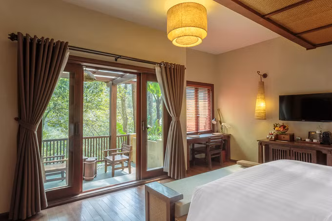 Dịch vụ lưu trú tại đây khá phát triển, đem lại cho du khách nhiều lựa chọn từ bình dân đến cao cấp. Khu nghỉ dưỡng Meliá Ba Vì là một trong những gợi ý, được xây dựng trên phế tích Pháp còn sót lại tại Cốt 600. Các căn phòng được bố trí xen lẫn giữa khu rừng. Năm 2018, khu nghỉ này vinh dự nhận được giải Khách sạn ở nước ngoài tốt nhất (The best annual oversea hotel) do tạp chí Voyage của Trung Quốc trao tặng. Du khách đến đây có thể trải nghiệm dịch vụ spa, thưởng thức các món ăn Âu - Á hay dự lớp yoga giữa rừng vào buổi sớm.