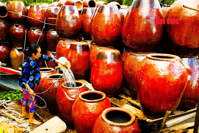 Tráng rửa lu để vận chuyển đi tiêu thụ.