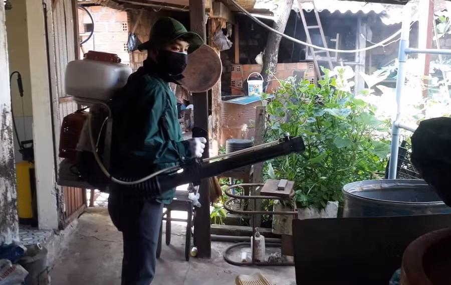  Phun hóa chất phòng-chống sốt xuất huyết. Ảnh: N.T