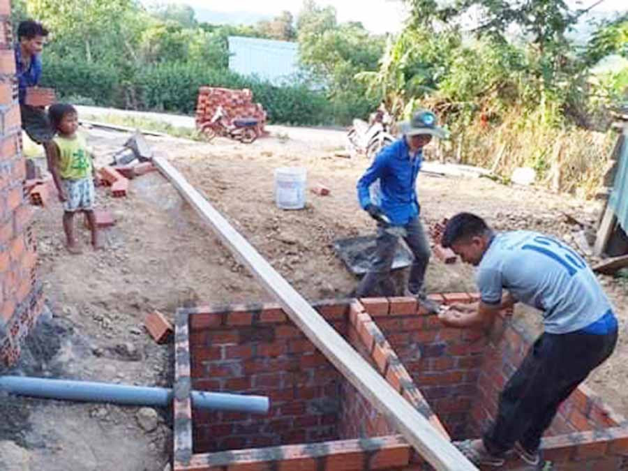  Đội thanh niên xung kích xây dựng NTM xã Ya Hội giúp hộ nghèo làm nhà tiêu hợp vệ sinh. Ảnh: N.H