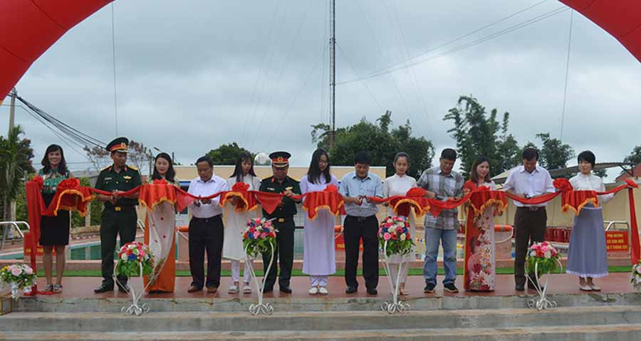 Các đại biểu cắt băng khánh thành. Ảnh: A.H Các đại biểu cắt băng khánh thành. Ảnh: A.H