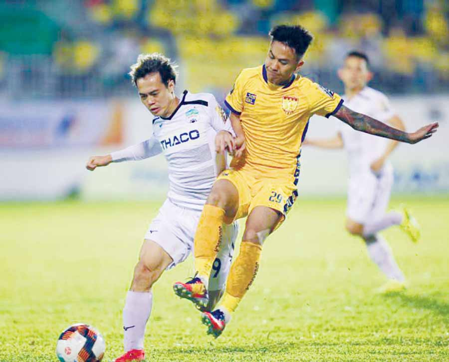 Tiền đạo Văn Toàn (áo trắng) của HAGL trong trận đấu với Thanh Hóa FC trên sân Pleiku ở lượt đi. Ảnh: H.T  Tiền đạo Văn Toàn (áo trắng) của HAGL trong trận đấu với Thanh Hóa FC trên sân Pleiku ở lượt đi. Ảnh: H.T