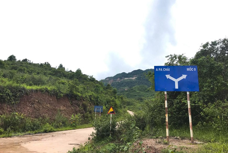 Biển chỉ dẫn đường lên cột mốc số 0. (Ảnh: Xuân Tư/TTXVN)