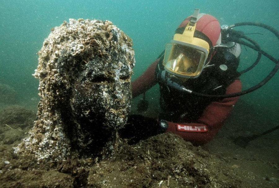 Các cổ vật ở thành phố chìm Heracleion. Ảnh: Franck Goddio/Hilti Foundation/Christoph Gerigk Tiền xu bằng đồng từ thời Vua Ptolemy II (năm 283-246 trước công nguyên), các cột cổ đại và đồ gốm 2.000 năm tuổi cũng nằm trong số những phát hiện mới đáng kinh ngạc.