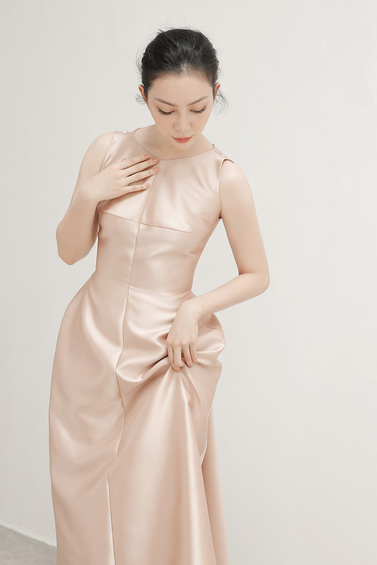 Góp mặt trong bộ ảnh mới của Phương My, Linh Nga phô diễn trọn vẹn vẻ đẹp Á đông qua các trong phục dạ tiệc được chăm chút kỹ lưỡng về phom dáng.