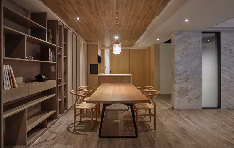 Gỗ và ánh sáng từ đèn thủ công giúp căn nhà luôn ấm áp.