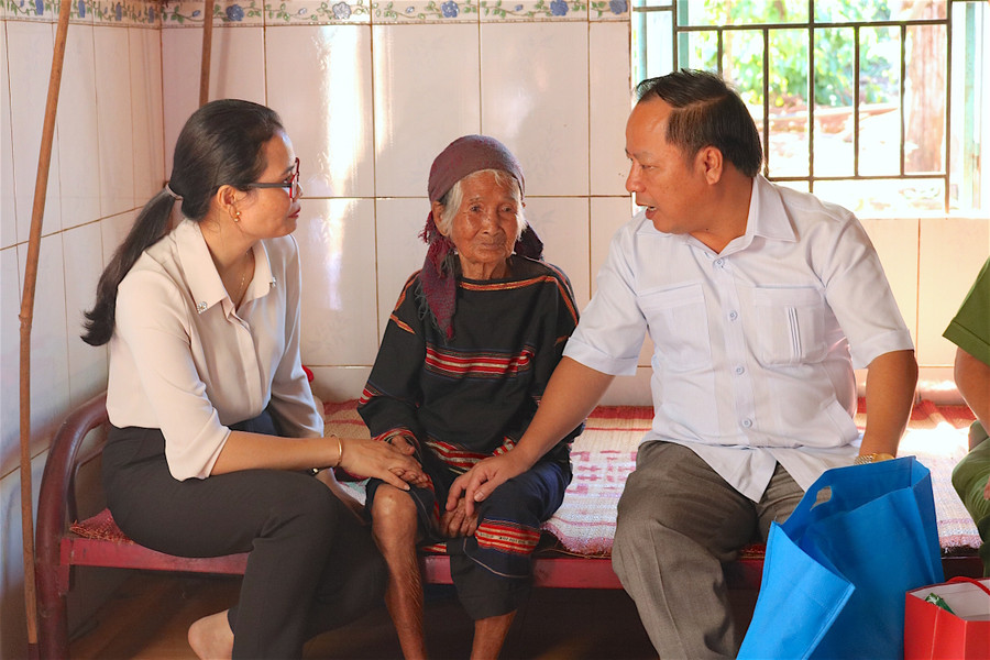 Phó Bí thư Tỉnh ủy Châu Ngọc Tuấn ân cần thăm hỏi sức khỏe Mẹ Việt Nam anh hùng Rơ Mah A Mia (trú tại làng O Grưng, xã Ia Ko, huyện Chư Sê). Ảnh: Ngọc Sang Phó Bí thư Tỉnh ủy Châu Ngọc Tuấn ân cần thăm hỏi sức khỏe Mẹ Việt Nam anh hùng Rơ Mah A Mia (trú tại làng O Grưng, xã Ia Ko, huyện Chư Sê). Ảnh: Ngọc Sang