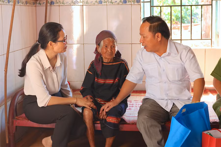 Phó Bí thư Tỉnh ủy Châu Ngọc Tuấn ân cần thăm hỏi sức khỏe Mẹ Việt Nam anh hùng Rơ Mah A Mia (trú tại làng O Grưng, xã Ia Ko, huyện Chư Sê). Ảnh: Ngọc Sang