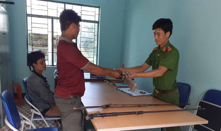Người dân giao nộp súng tại Công an xã Kim Tân. Ảnh: Đan Nguyên