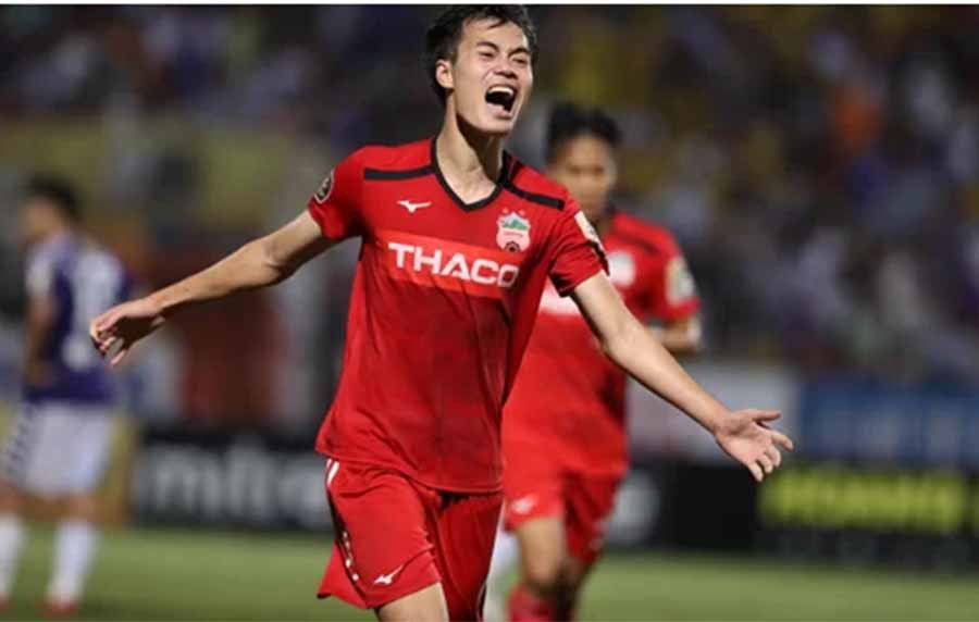 Văn Toàn giải cứu HAGL đúng phút bù giờ cuối cùng. Ảnh: Nhật Huy.