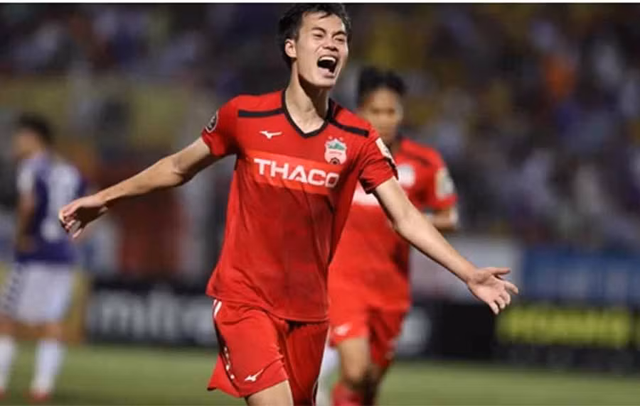 Văn Toàn giải cứu HAGL đúng phút bù giờ cuối cùng. Ảnh: Nhật Huy.