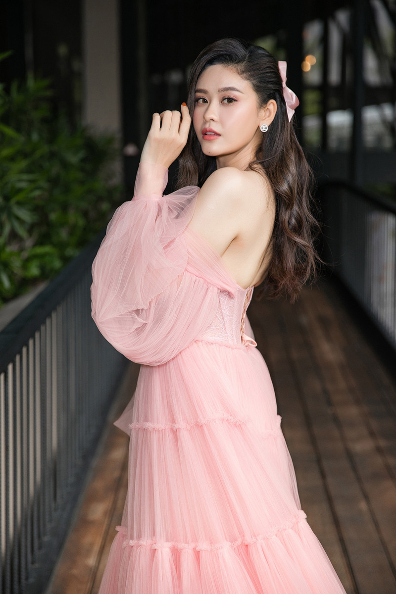 Trong một event gần đây, Trương Quỳnh Anh xuất hiện lộng lẫy trong bộ đầm hồng sang trọng tuyệt đẹp của NTK Lâm Lâm.