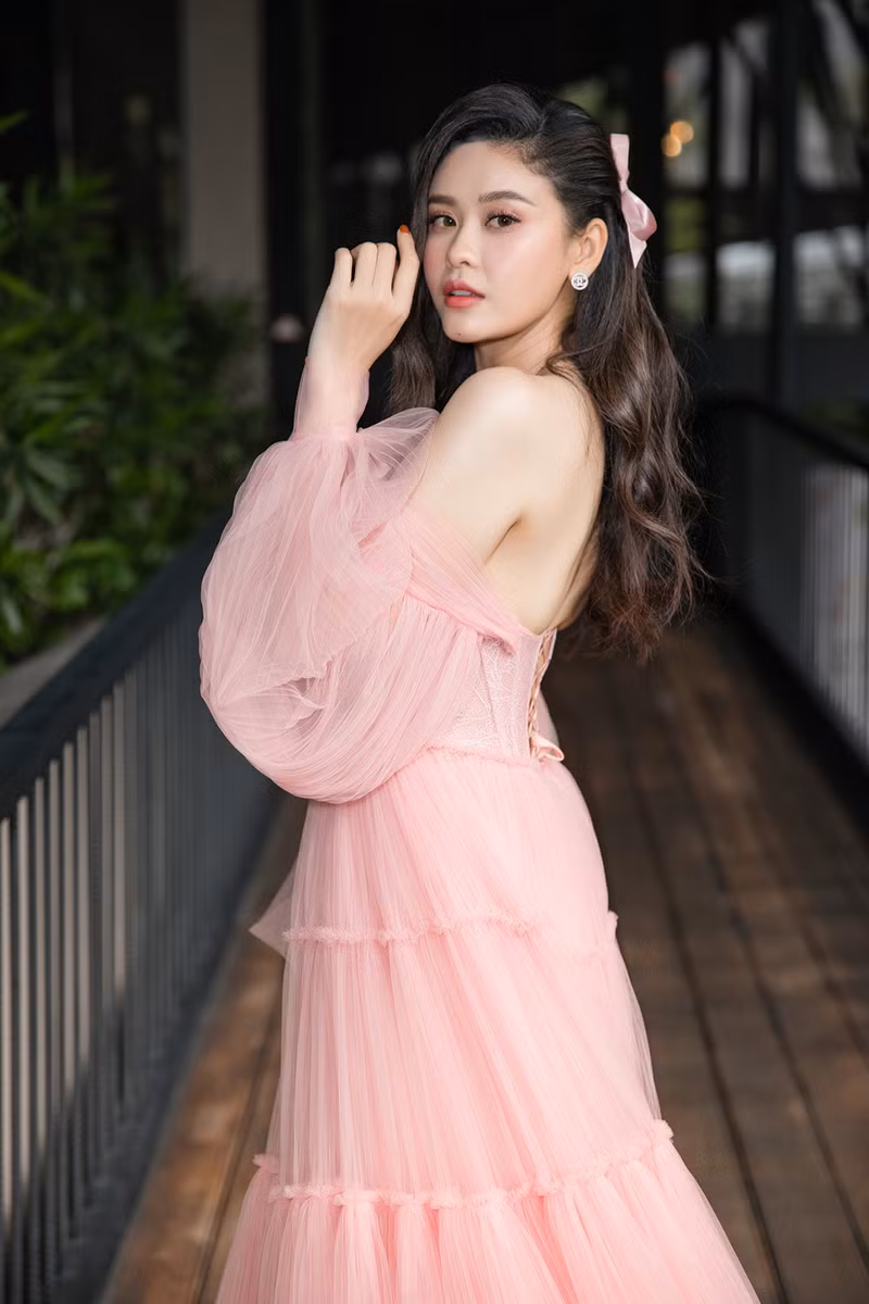 Trong một event gần đây, Trương Quỳnh Anh xuất hiện lộng lẫy trong bộ đầm hồng sang trọng tuyệt đẹp của NTK Lâm Lâm.