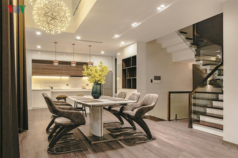 Ánh sáng nhân tạo được nghiên cứu kỹ, tôn không gian đẹp hơn trong buổi tối, mang lại cảm giác sang trọng, ấm cúng. Ánh sáng nhân tạo được nghiên cứu kỹ, tôn không gian đẹp hơn trong buổi tối, mang lại cảm giác sang trọng, ấm cúng.