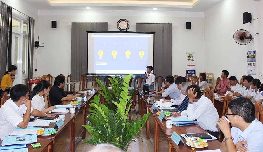 Tác giả sản phẩm thuyết trình trước Hội đồng giám khảo. Ảnh: Phan Lài Tác giả sản phẩm thuyết trình trước Hội đồng giám khảo. Ảnh: Phan Lài
