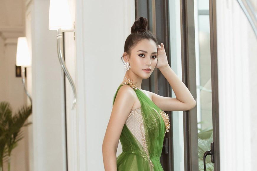 Từng bị cho là đơn điệu trong cách tạo dáng trước ống kính, Hoa hậu Tiểu Vy ngày càng khẳng định thần thái 'nữ thần' của mình mỗi khi xuất hiện. 