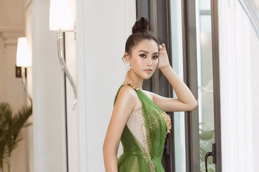 Từng bị cho là đơn điệu trong cách tạo dáng trước ống kính, Hoa hậu Tiểu Vy ngày càng khẳng định thần thái 'nữ thần' của mình mỗi khi xuất hiện. 