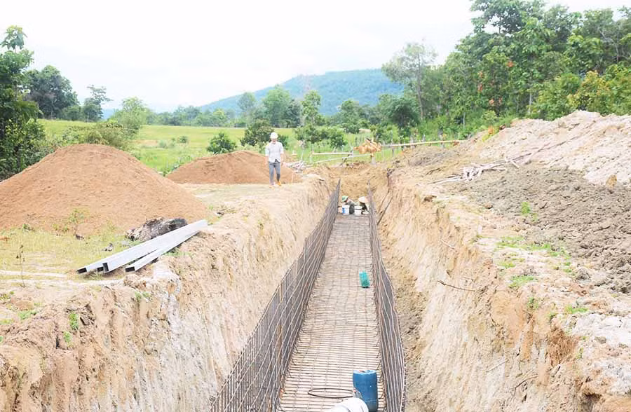 Các đơn vị thi công đang gấp rút triển khai xây dựng hệ thống kênh dẫn. Ảnh: M.T