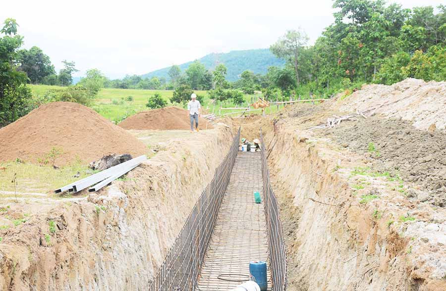 Các đơn vị thi công đang gấp rút triển khai xây dựng hệ thống kênh dẫn. Ảnh: M.T