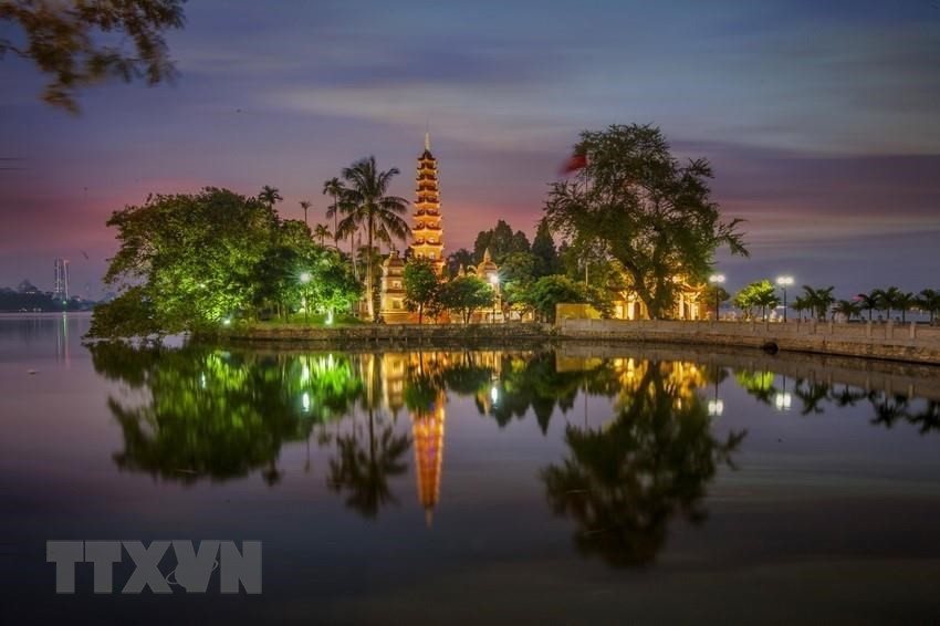 Vẻ đẹp thanh tịnh, trang nghiêm của ngôi chùa Trấn Quốc nổi tiếng, tọa lạc ven Hồ Tây, bên đường Thanh Niên, có lịch sử gần 1500 năm, được coi là lâu đời nhất ở Thăng Long - Hà Nội.