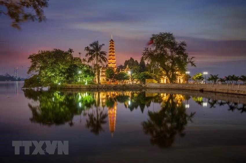 Vẻ đẹp thanh tịnh, trang nghiêm của ngôi chùa Trấn Quốc nổi tiếng, tọa lạc ven Hồ Tây, bên đường Thanh Niên, có lịch sử gần 1500 năm, được coi là lâu đời nhất ở Thăng Long - Hà Nội.