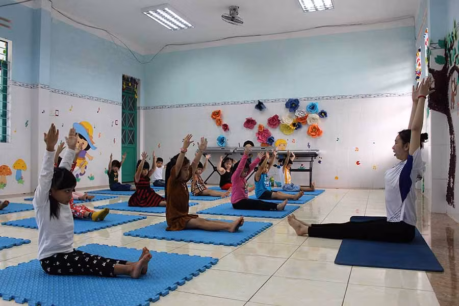  Trẻ 5 tuổi theo học yoga tại Trường Mầm non Hoa Hồng (phường Hội Thương, TP. Pleiku). Ảnh: N.G