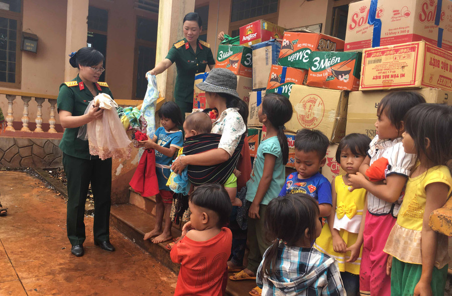 Trao quần áo cho các cháu thiếu nhi vùng biên giới Gia Lai. Ảnh: Vũ Thảo Trao quần áo cho các cháu thiếu nhi vùng biên giới Gia Lai. Ảnh: Vũ Thảo