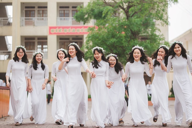 Bức ảnh kỷ yếu Quỳnh Trang (thứ 4 bên trái) dắt tay Hà Phương nô đùa cùng các bạn trong lớp. (ảnh FBNV) Bức ảnh kỷ yếu Quỳnh Trang (thứ 4 bên trái) dắt tay Hà Phương nô đùa cùng các bạn trong lớp. (ảnh FBNV)