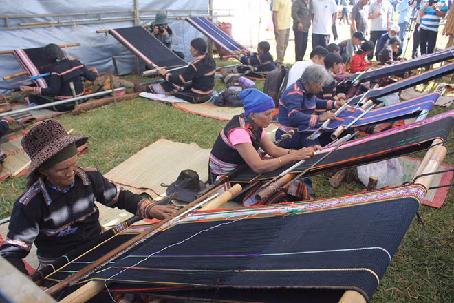 Người bản địa dệt vải truyền thống. Ảnh: TRẦN HIẾU
