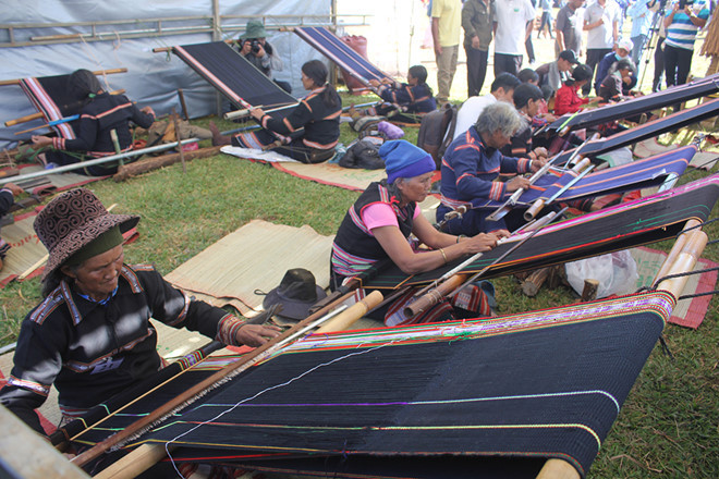 Người bản địa dệt vải truyền thống. Ảnh: TRẦN HIẾU