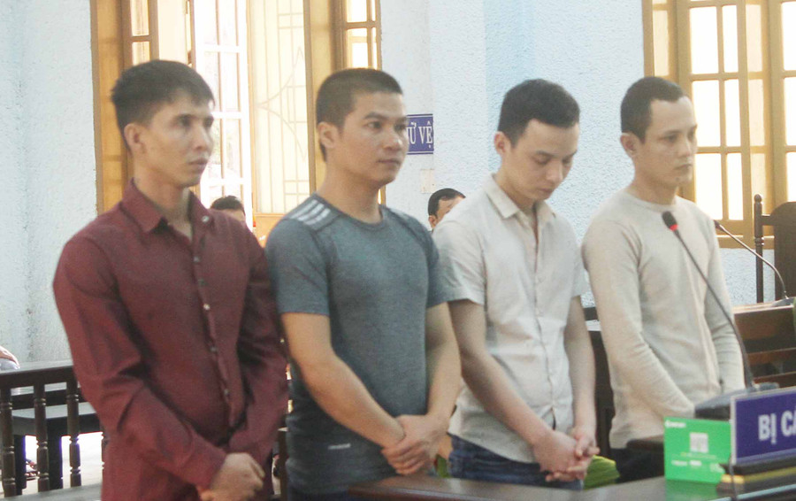 Các bị cáo tại phiên tòa xét xử. Ảnh: Văn Ngọc 