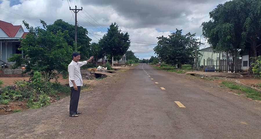  Nhờ tổ Tự quản bảo vệ môi trường thực hiện việc thu gom rác, các tuyến đường của thôn Ninh Hòa, xã Ia Boòng trở nên sạch sẽ. Ảnh: H.T