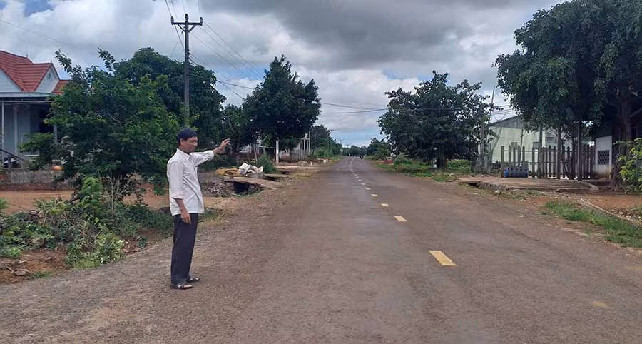  Nhờ tổ Tự quản bảo vệ môi trường thực hiện việc thu gom rác, các tuyến đường của thôn Ninh Hòa, xã Ia Boòng trở nên sạch sẽ. Ảnh: H.T