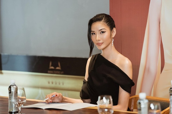 Á hậu Hoàng Thuỳ xuất hiện xinh đẹp trong buổi thuyết trình của top 18 trang phục dân tộc.