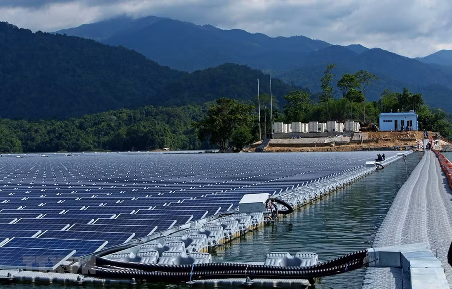 Hệ thống pin nhà máy điện mặt trời trên hồ thủy điện Đa Mi. (Ảnh: Ngọc Hà/TTXVN)